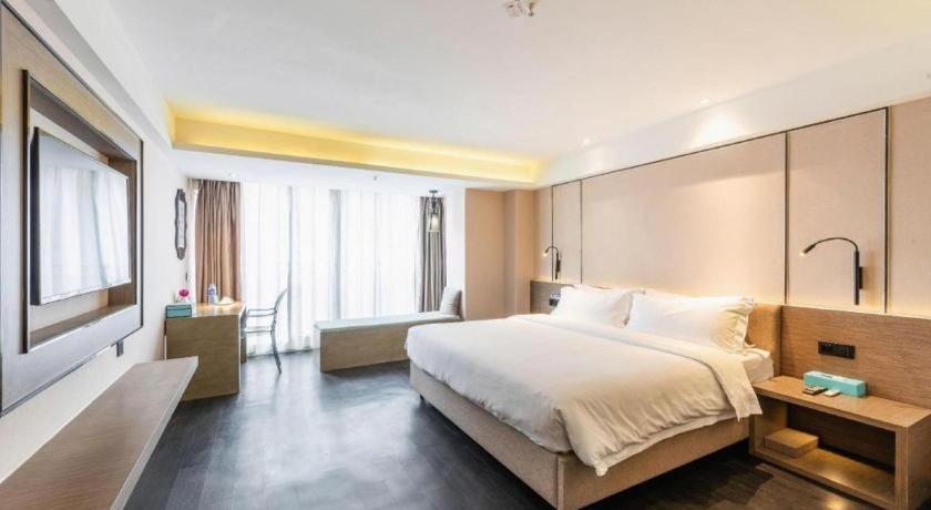 Postel nebo postele na pokoji v ubytování Xana Lite Guiyang Huaguoyuan Shuangzi Towers