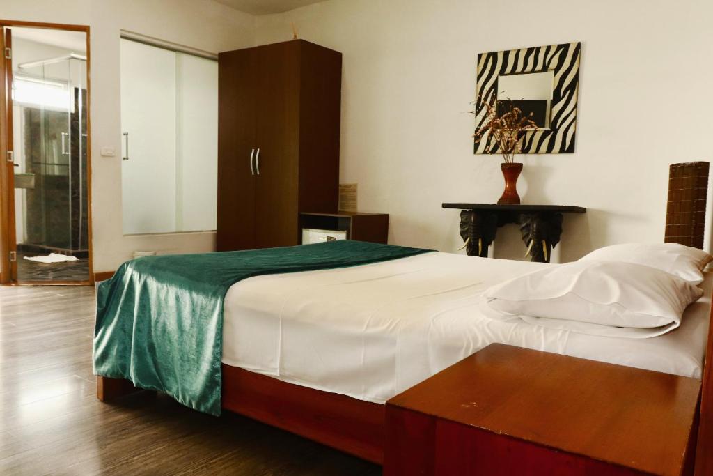 Postel nebo postele na pokoji v ubytování Hotel Portobelo Guatape