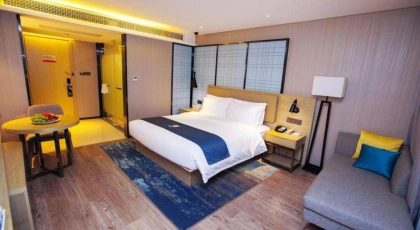 Postel nebo postele na pokoji v ubytování Echarm Hotel Nanning Guangxi University Xinyang Longteng District Maternal and Child Hospital