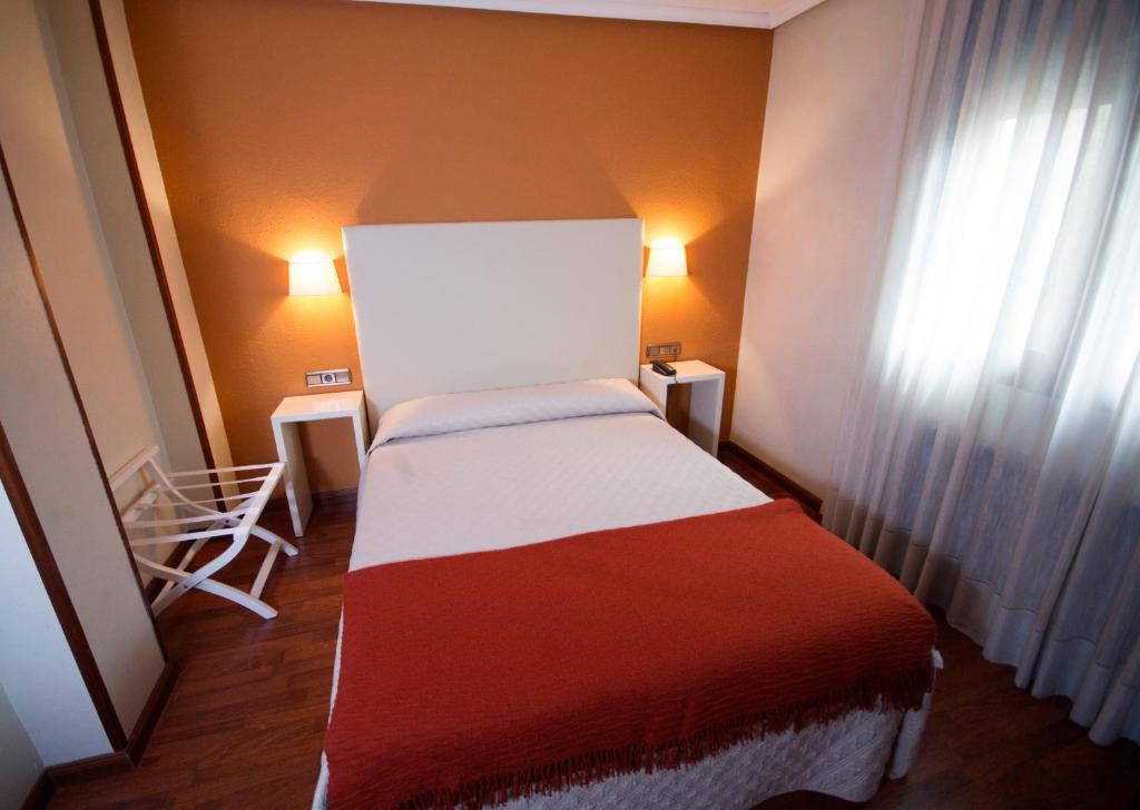 A bed or beds in a room at Hotel Ovetense
