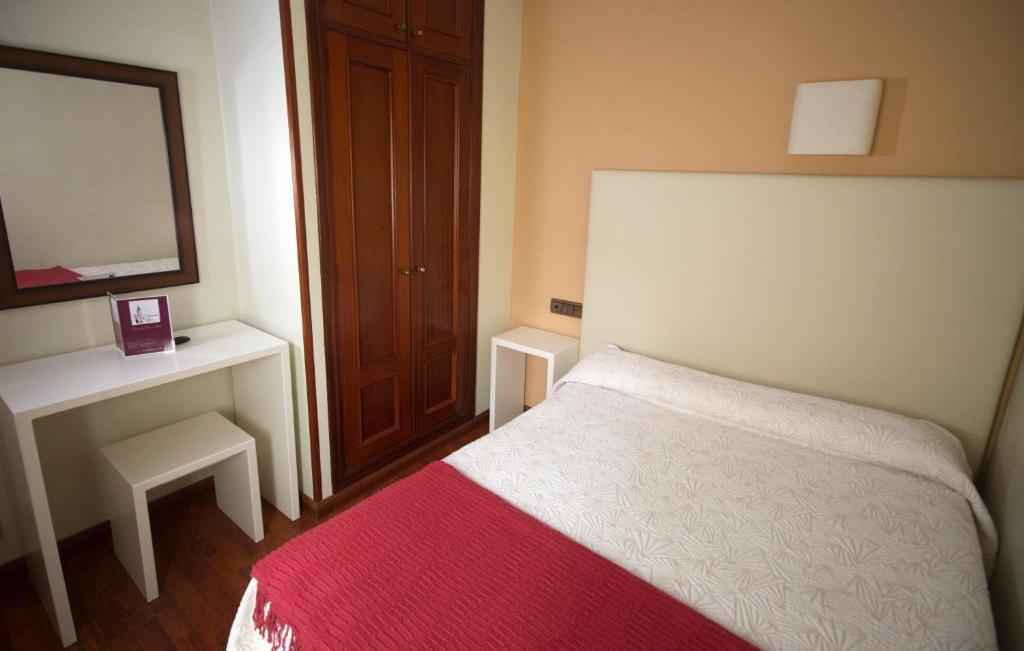 A bed or beds in a room at Hotel Ovetense