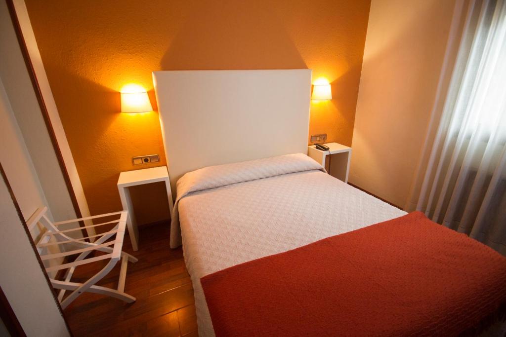 A bed or beds in a room at Hotel Ovetense