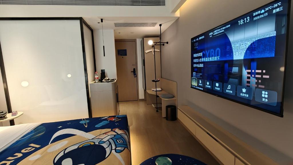 TV a/nebo společenská místnost v ubytování CYBO Station Luohu Shenzhen