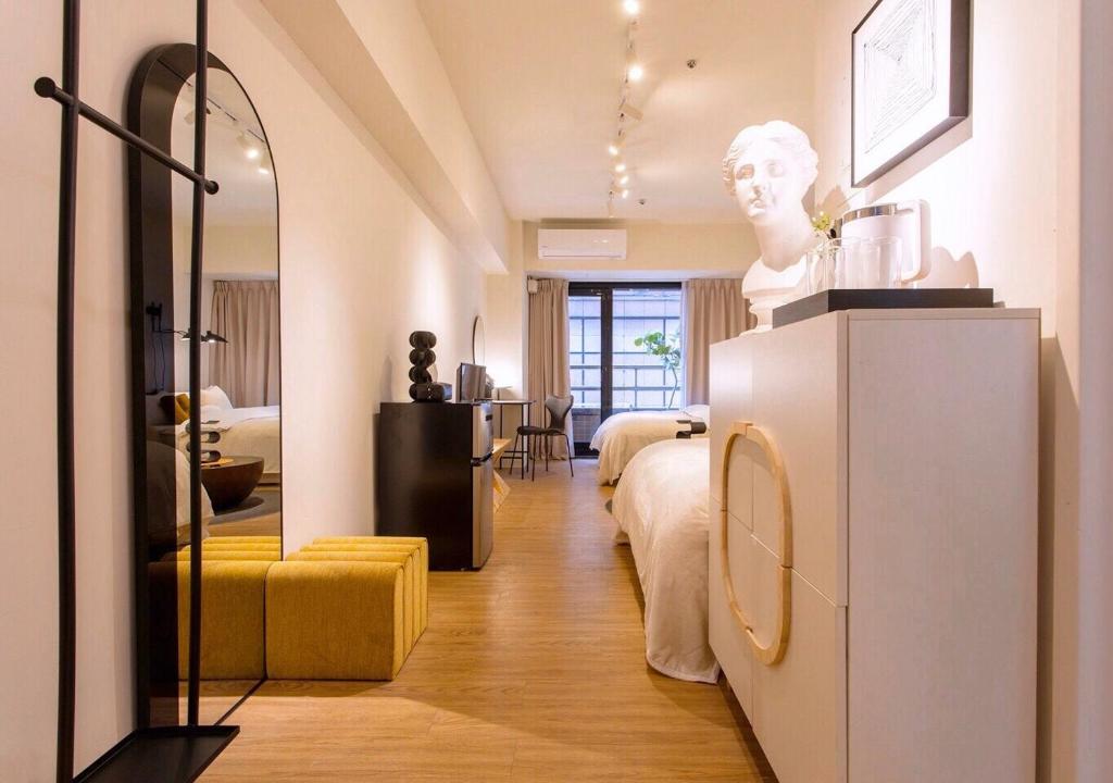a room with a statue of a head on a refrigerator at 樂居 台北 in Taipei