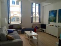 - un salon avec un canapé et une table basse dans l'établissement Panier, à Marseille