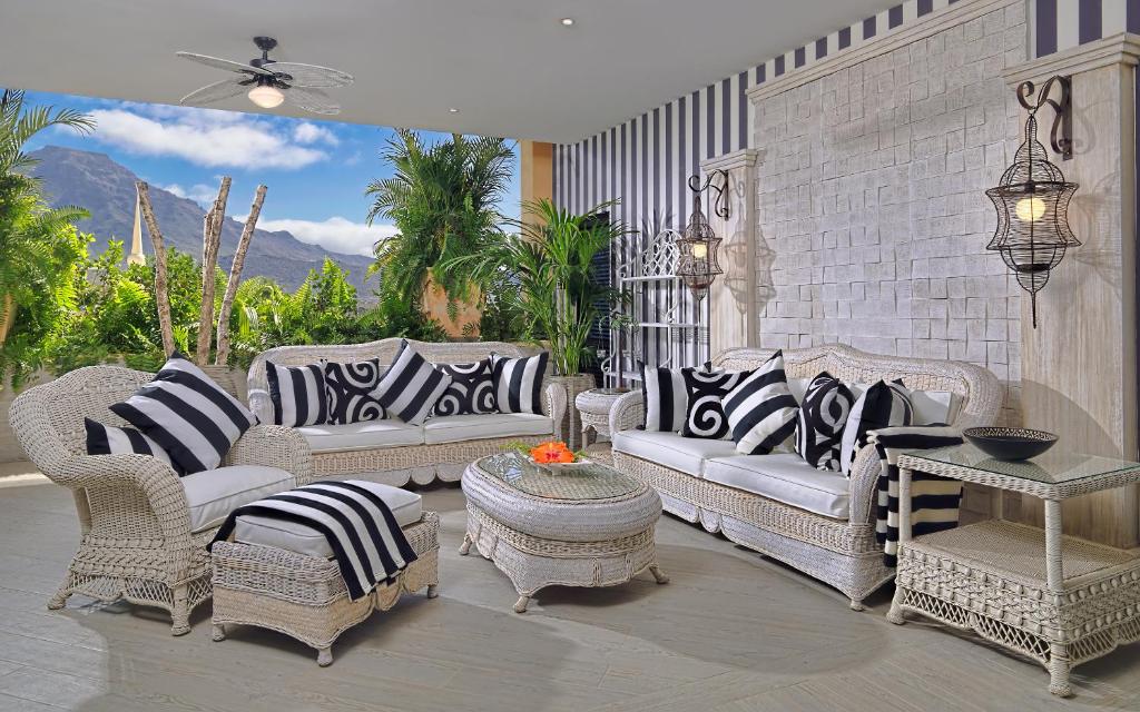 Гостиная зона в Royal Garden Villas, Luxury Hotel