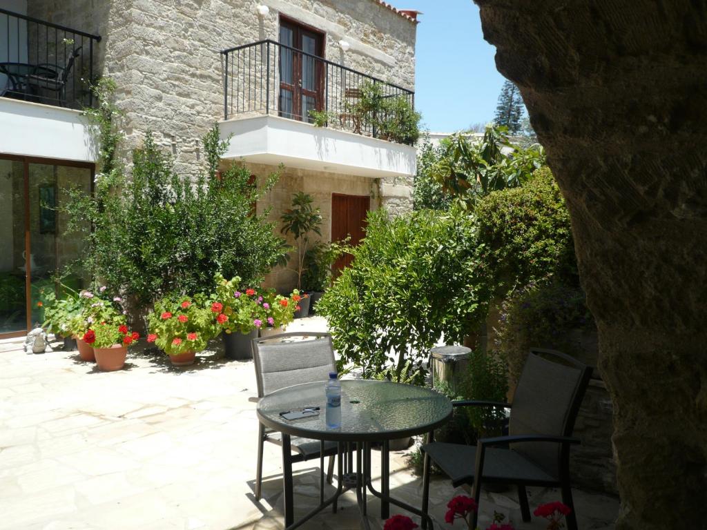 a patio with a table and chairs in front of a building at Esperando in Maroni