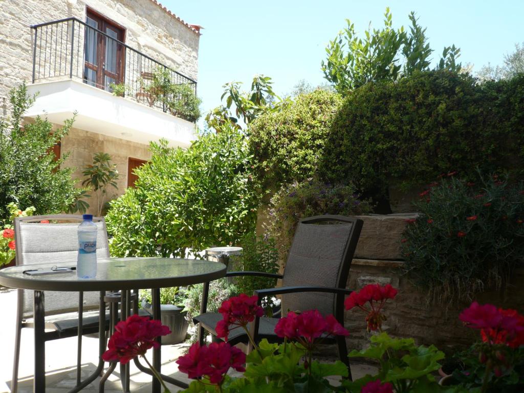 a table and chairs and flowers on a patio at Esperando in Maroni