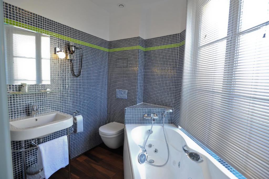 Ванная комната в Hotel Le Rayon Vert