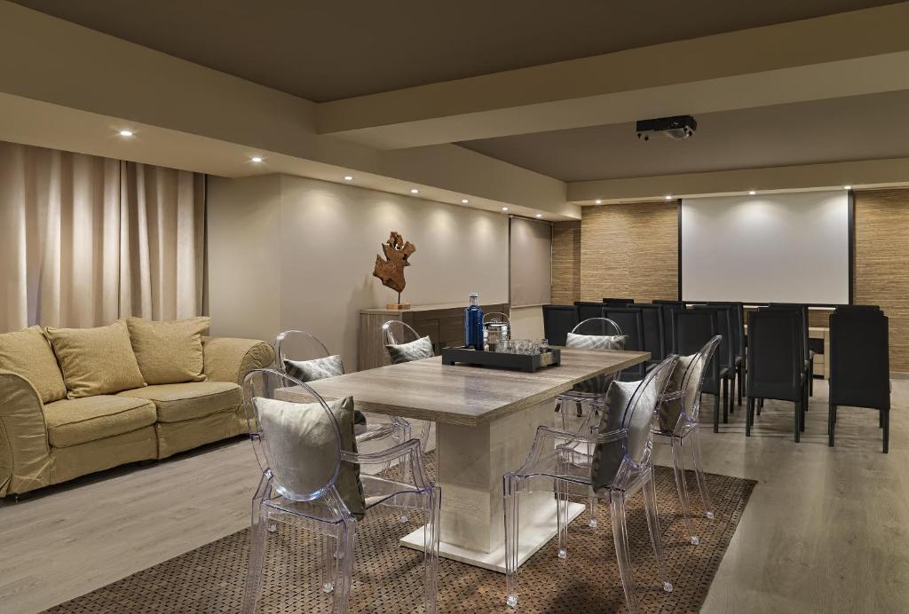 Гостиная зона в Royal Garden Villas, Luxury Hotel