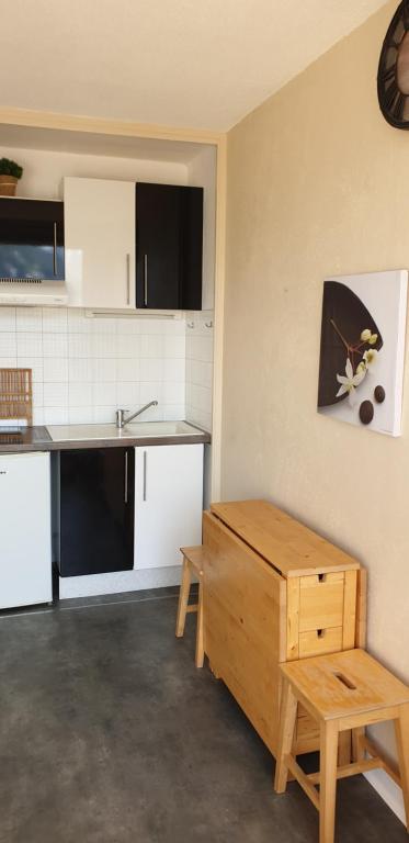 Appartement Pied des pistes Vue sur les sommetsにあるキッチンまたは簡易キッチン
