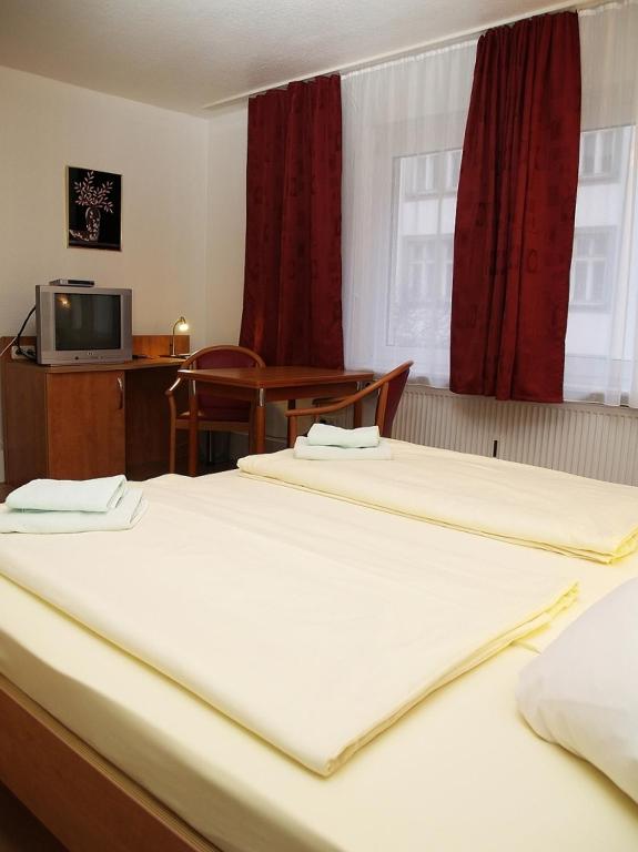 Postel nebo postele na pokoji v ubytování Altstadthotel Wienecke