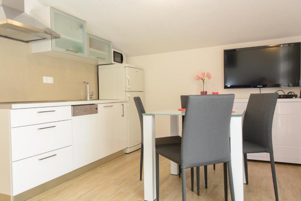 Kuchyňa alebo kuchynka v ubytovaní Apartments Brico - Heated Pool