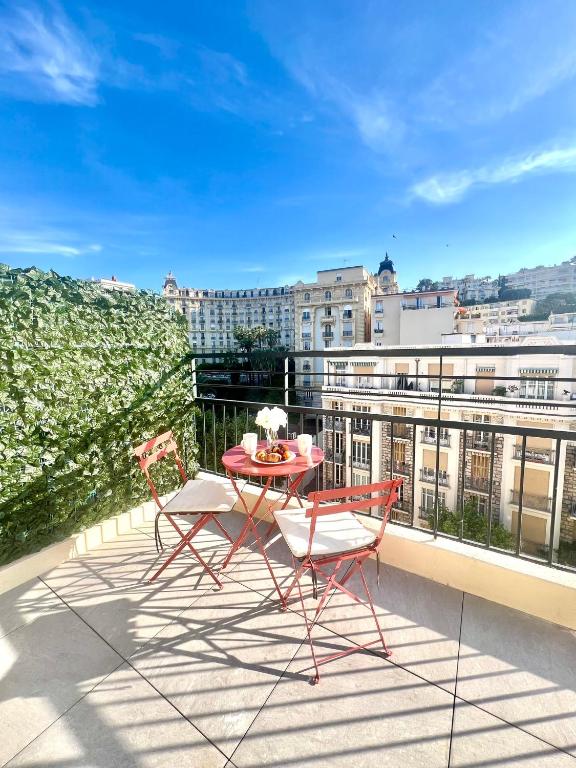 une table et des chaises sur un balcon avec vue dans l'établissement Charming Studio with Terrace, à Nice