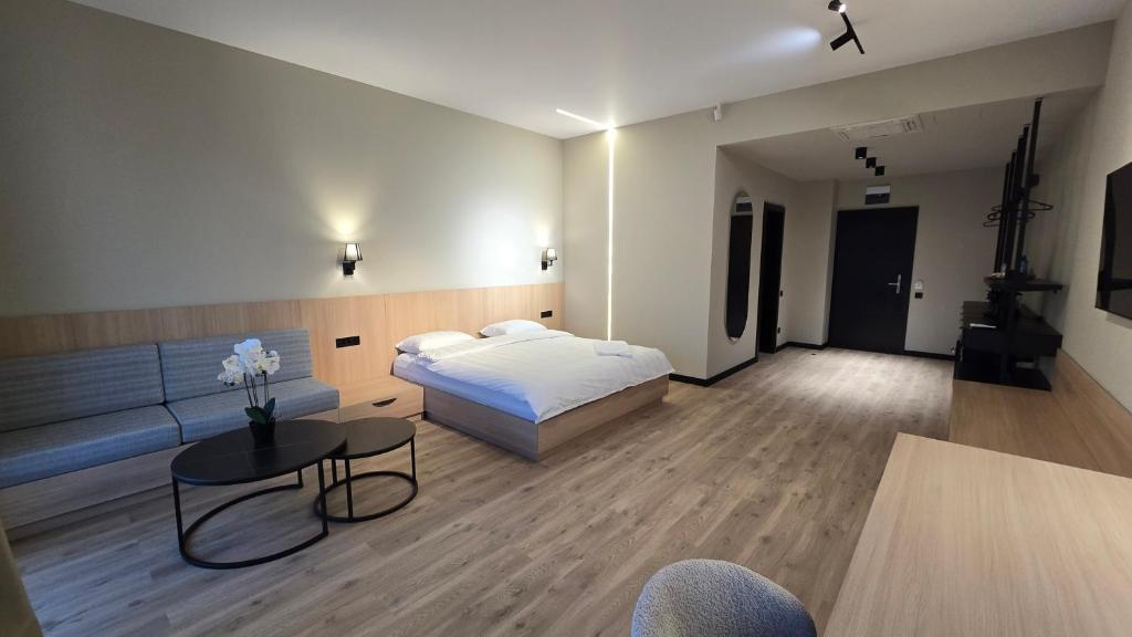 Giường trong phòng chung tại La Plage Boutique