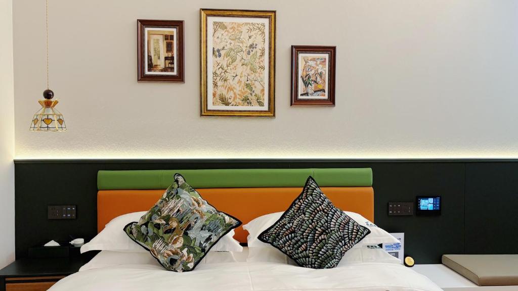 Postel nebo postele na pokoji v ubytování Vishan Garden Boutique Hotel 厦门维尚花园潮宿 中山路步行街店