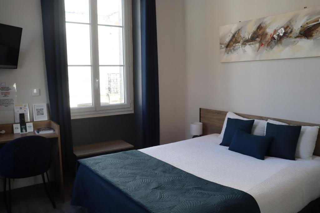 Ένα ή περισσότερα κρεβάτια σε δωμάτιο στο Logis Hôtel La Résidence, Cognac Centre