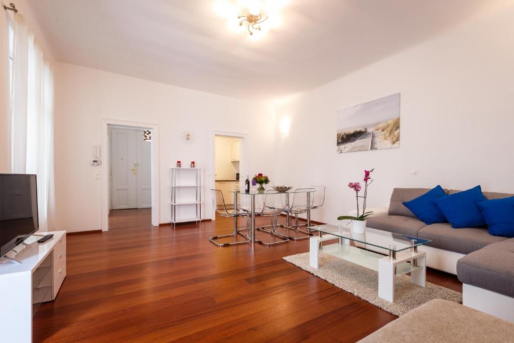 sala de estar con sofá y mesa en Operngasse Premium in "Your Vienna", en Viena