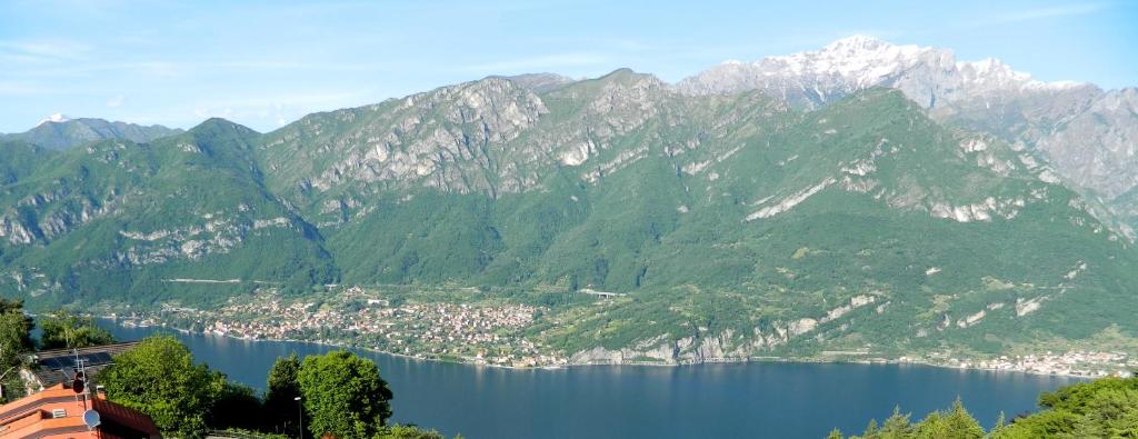 - une vue sur un lac avec des montagnes en arrière-plan dans l'établissement Casa Bellavista, à Civenna