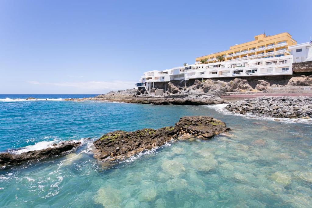 a view of the ocean and a hotel at Studio Barandas in Callao Salvaje