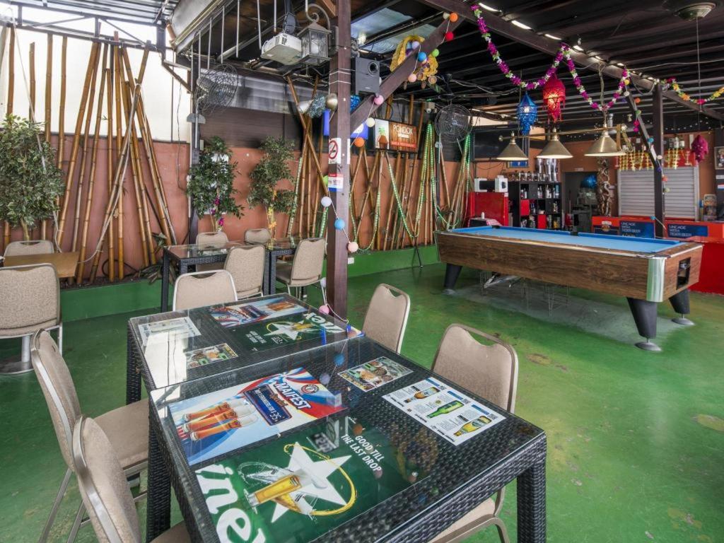 Τραπέζι μπιλιάρδου στο G4 Station Backpackers Hostel