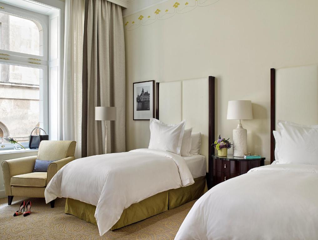 Posteľ alebo postele v izbe v ubytovaní Four Seasons Hotel Gresham Palace Budapest
