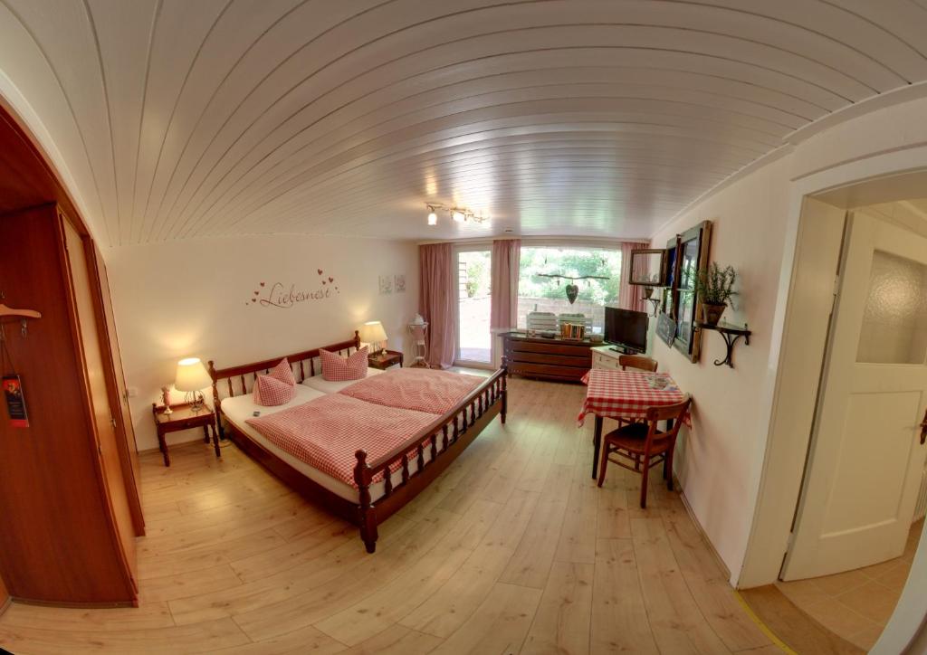 Postel nebo postele na pokoji v ubytování Hotel Merkurwald - Restaurant Wolpertinger