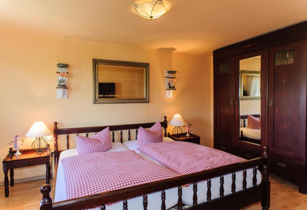 Postel nebo postele na pokoji v ubytování Hotel Merkurwald - Restaurant Wolpertinger