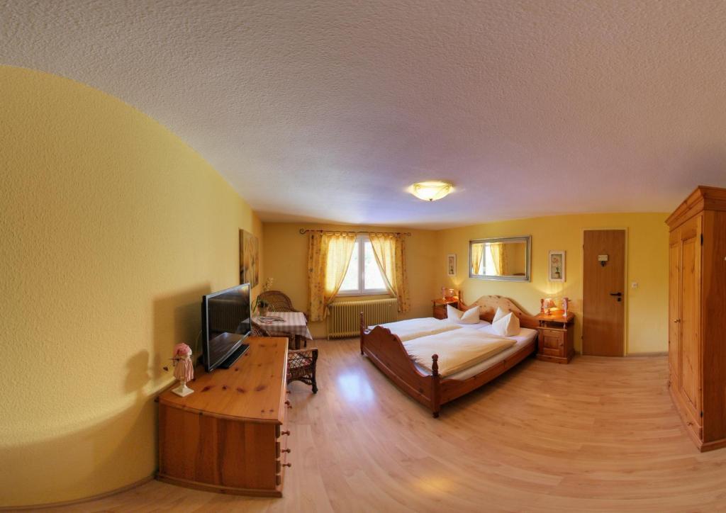Postel nebo postele na pokoji v ubytování Hotel Merkurwald - Restaurant Wolpertinger