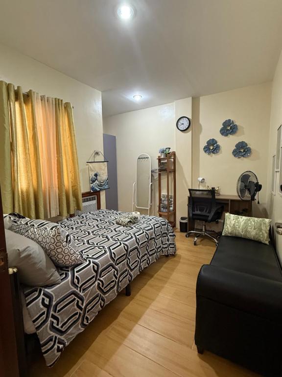Ένα ή περισσότερα κρεβάτια σε δωμάτιο στο A Suburban Haven, top floor unit with Balcony- at Camarin Caloocan City!!