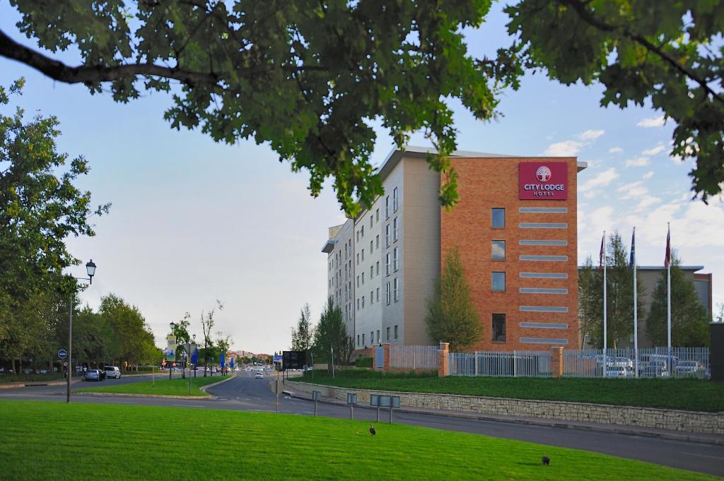 un edificio con un cartel en el costado en City Lodge Hotel Fourways, en Johannesburgo