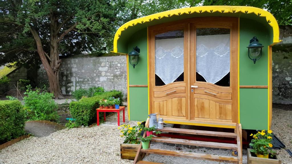 a small childs play house with a wooden door at Roulotte Mariposa in Loches