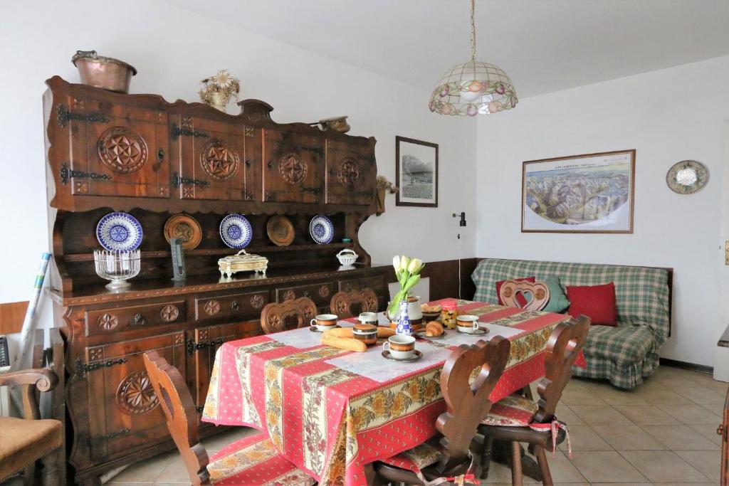 uma sala de jantar com uma mesa e um grande armário de madeira em House I Cardi by Holiday World em Entracque
