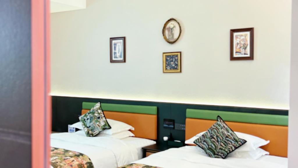 Postel nebo postele na pokoji v ubytování Vishan Garden Boutique Hotel 厦门维尚花园潮宿 中山路步行街店
