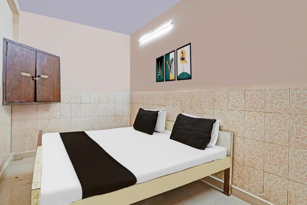 Postel nebo postele na pokoji v ubytování Hotel O Shivam In