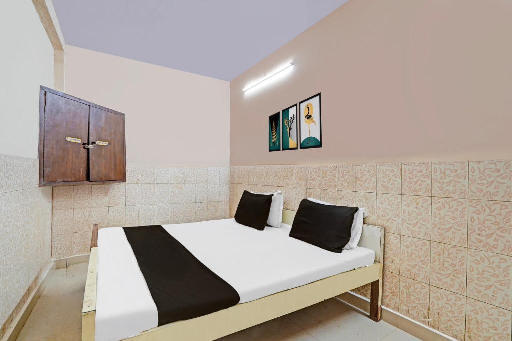 Postel nebo postele na pokoji v ubytování Hotel O Shivam In