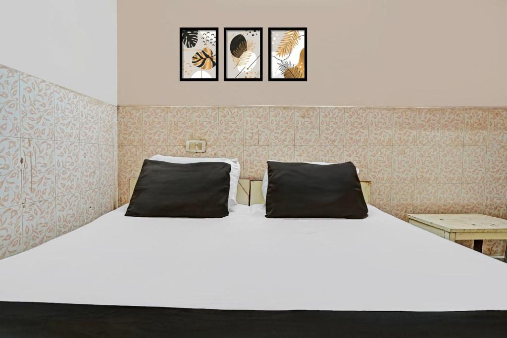 Postel nebo postele na pokoji v ubytování Hotel O Shivam In
