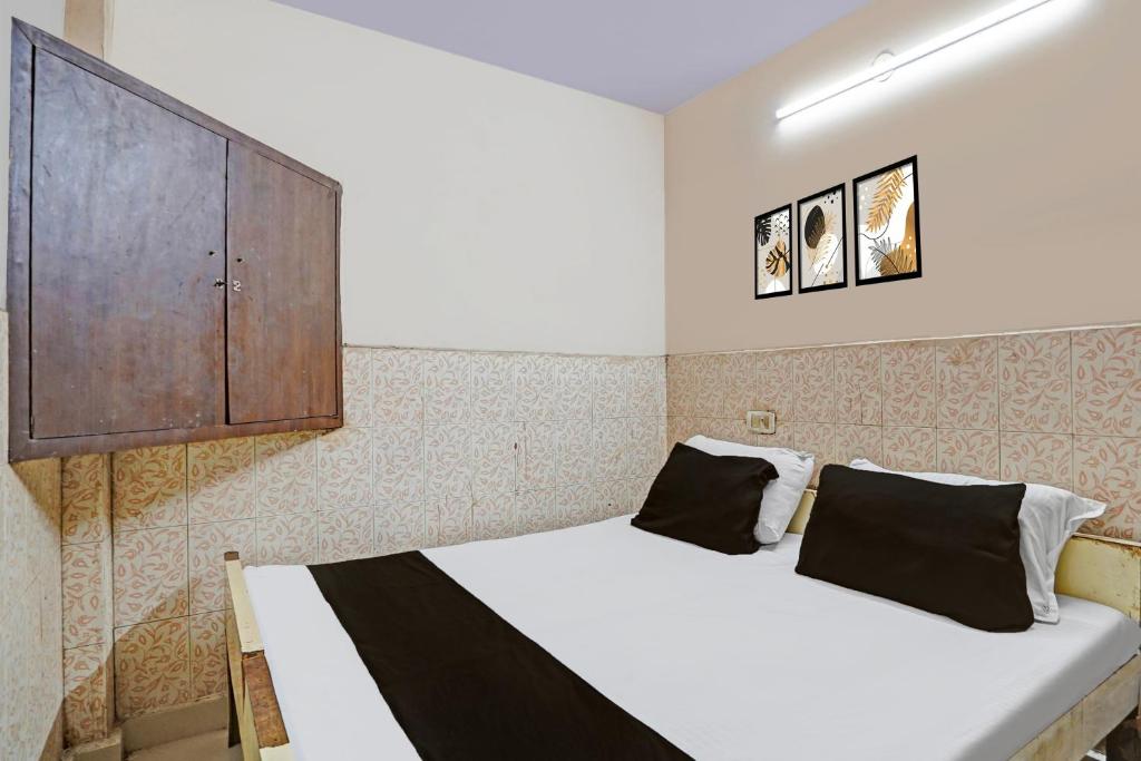 Postel nebo postele na pokoji v ubytování Hotel O Shivam In