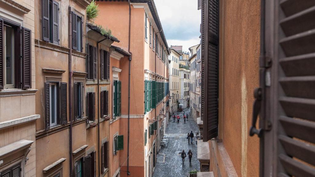 ローマにあるRental in Rome Navona Loftの二棟の間の路地の眺め