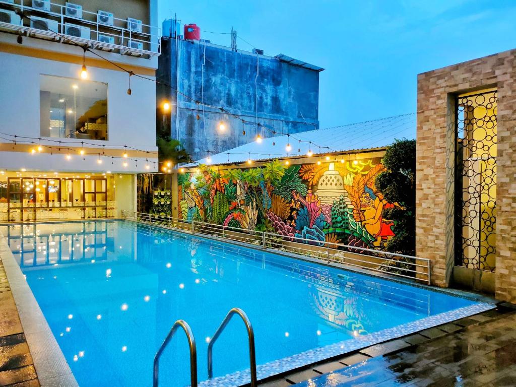 Kolam renang di atau dekat dengan @HOM Premiere Timoho