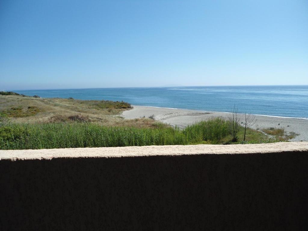 - une vue sur la plage et l'océan en arrière-plan dans l'établissement Cala di Sognu, à Moriani-Plage