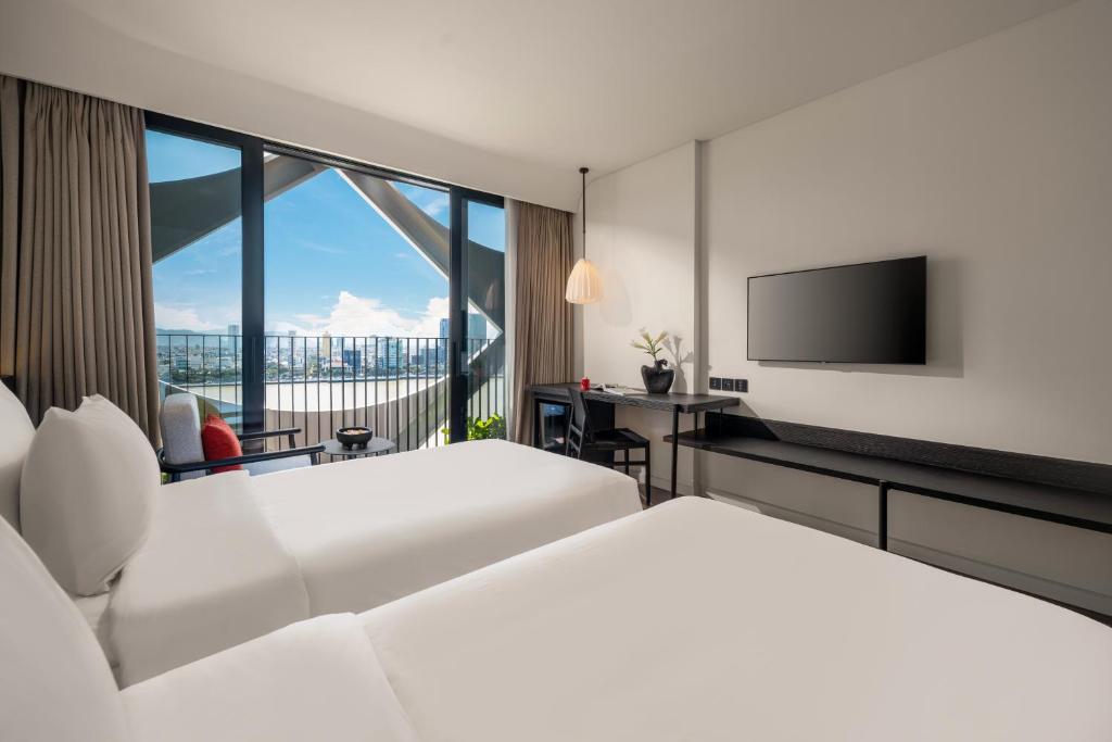 King Double or Twin Room with Balcony and Riverfront View - Free minibar per stay