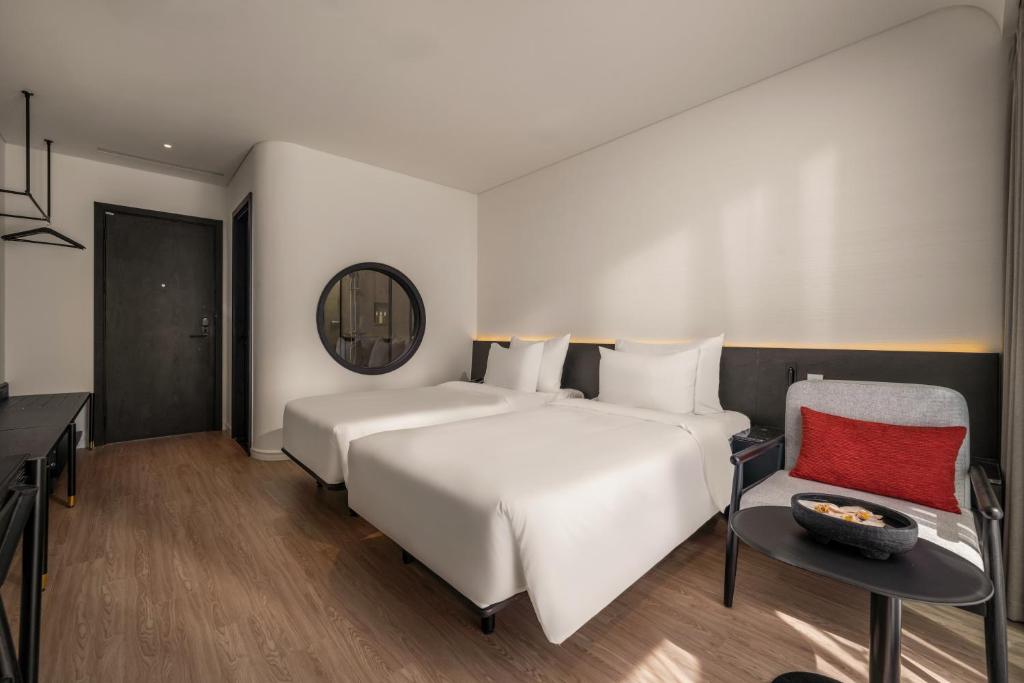King Double or Twin Room with Balcony and Riverfront View - Free minibar per stay