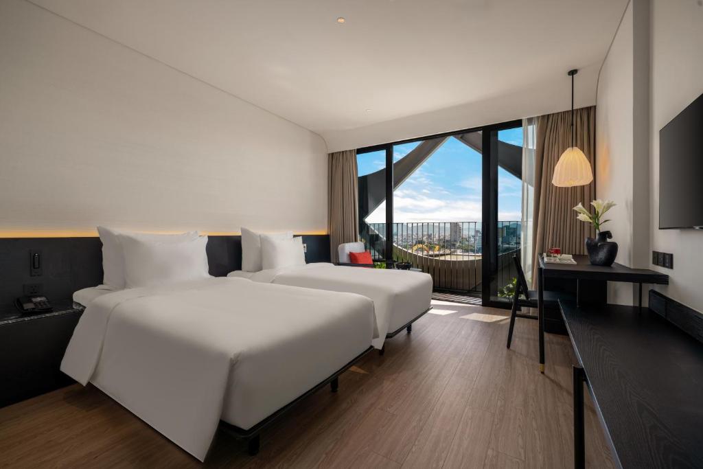 King Double or Twin Room with Balcony and Riverfront View - Free minibar per stay