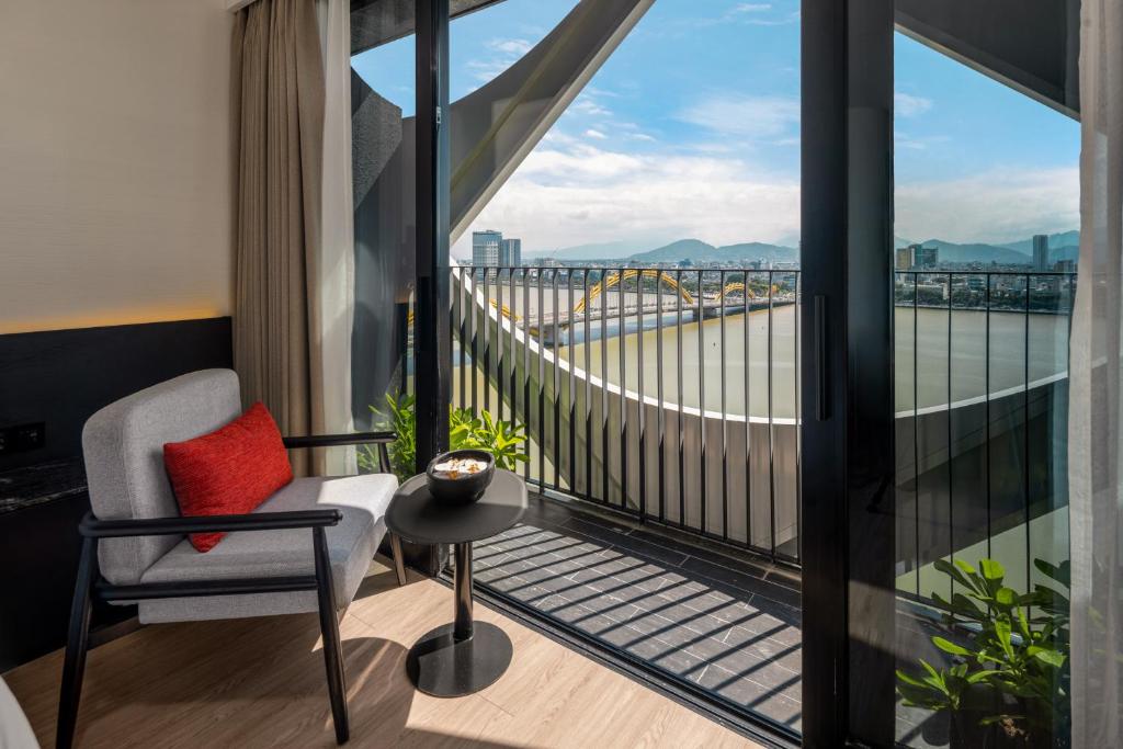 King Double or Twin Room with Balcony and Riverfront View - Free minibar per stay