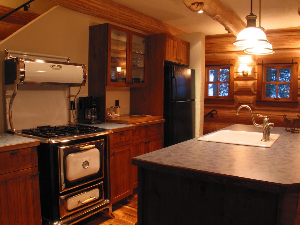 Kuchyň nebo kuchyňský kout v ubytování Snow Creek Cabins by Fernie Lodging Co