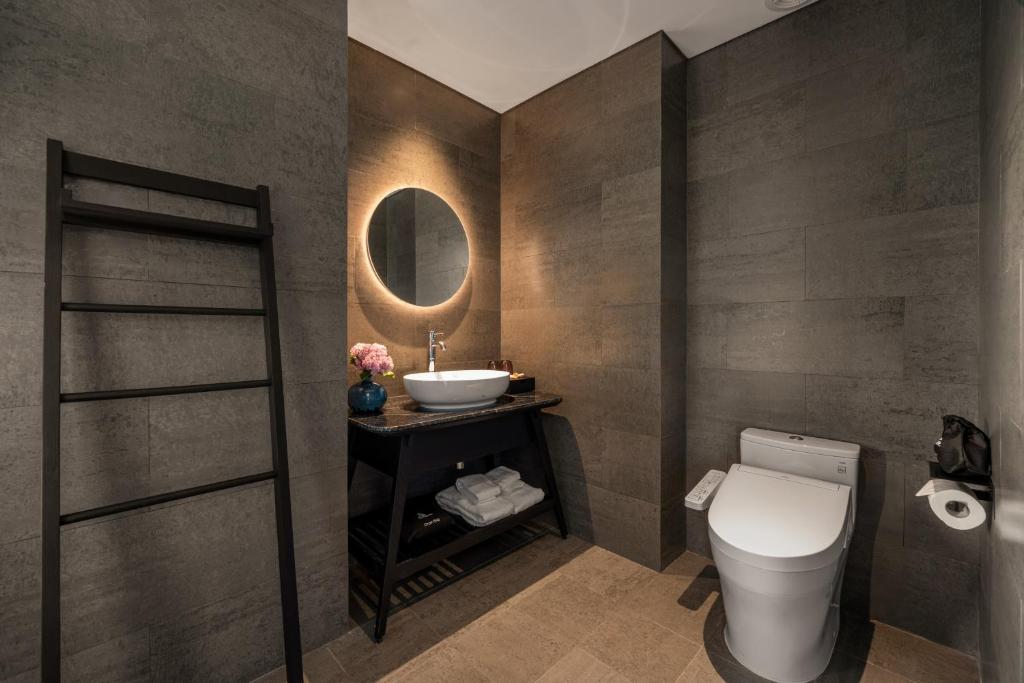 Suite with Balcony and Dragon Bridge View - Free minibar per stay
