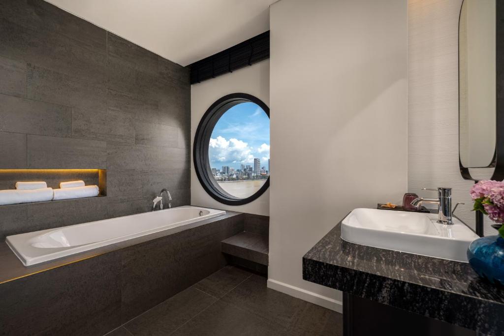 Grand Suite with Balcony and River View - Free minibar per stay