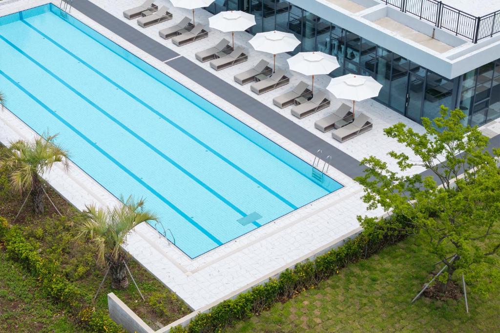 an overhead view of a swimming pool at a hotel at Kylin Villa resort Jeju in Seogwipo