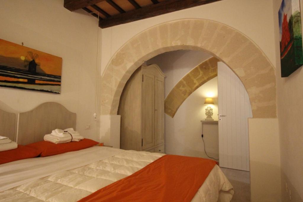 a bedroom with an archway with a bed in it at Il Borgo Trapanese in Trapani